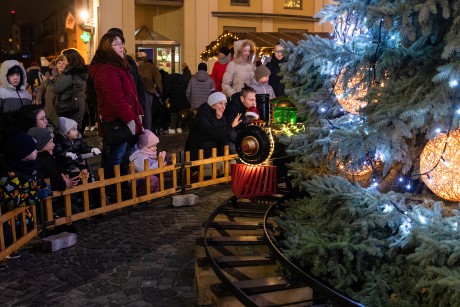 Fellobbant az öröm gyertyalángja a Fehérvári Advent színpadán